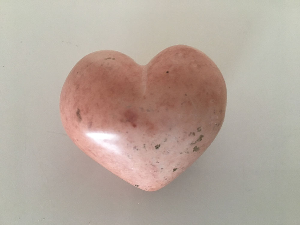 Selbstliebe Herzförmiger Stein als Symbol für Liebeskummer, Heilung und emotionale Selbstliebe